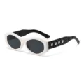 Schicke Sonnenbrille mit dickem, geometrischem Rahmen, weißer Front und nietenbesetzten Bügeln. - Weißer Rahmen Schwarze Bügel Schwarz Graues Glas