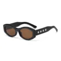 Schicke schwarze geometrische Sonnenbrille mit braunen Gläsern und nietenbesetzten Bügeln. - Schwarzer Rahmen Braune Gläser