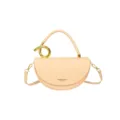 Detailansicht der eleganten Halbmond-Satteltasche in Beige aus Leder mit goldenem Griffring. - Aprikose