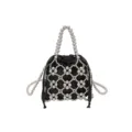 Vue détaillée du sac noir avec filet de perles argentées, poignée et chaîne élégantes. - Noir