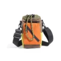 Detailansicht der stilvollen Outdoor Farbblock Umhängetasche für Handy zum Wandern und Reisen. - Orangerot
