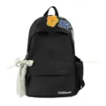 Nahaufnahme des schwarzen Canvas-Rucksacks mit bestickten Blumenmustern und Spitzenband. - Ohne Anhänger / Schwarz