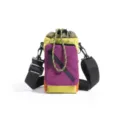 Nahaufnahme der farbblockierten Outdoor-Handytasche, die die vordere Reißverschlusstasche zeigt. - Lila