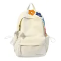 Detailansicht des Canvas-Rucksacks mit gesticktem Blumenmuster und Spitzenanhänger Dekoration. - Ohne Anhänger / Weiß