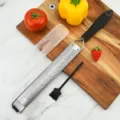 Edelstahl Zitronenreibe Käsereibe Küchenhelfer mit Schutzhülle und kleiner Reinigungsbürste. - 2102-9PP / Gelb