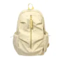 Detail des gelben Rucksacks mit silbernen Sternenmustern und großem Fassungsvermögen - Gelb