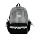 Detalle de una mochila vichy blanca y negra con delicados volantes de encaje y lazos - Negro