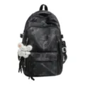 Stylischer schwarzer Batik-Schulrucksack mit mehreren Schichten und flauschigem Anhänger - Schwarz