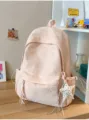 Vista de estilo de vida de una mochila escolar rosa con estrellas y un colgante - Con Colgante / Rosa