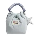 Vista frontale di una borsa a secchiello azzurro pastello con toppa a cartoni animati. - Blu