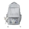 Nahaufnahme eines hellgrauen japanischen Ita Bag Rucksacks mit transparentem Fenster - Blau