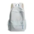 Vorderansicht des hellblau gestreiften Rucksacks mit zarten Schleifenmuster-Details - Blau
