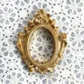Piccola cornice ovale dorata in resina stile vintage come supporto decorativo per gioielli. - Ovale dorato (Oro n. 27)