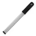 Edelstahl Zitronenreibe und Käsereibe mit ergonomischem schwarzem Griff für die Küche. - 30 cm lange Reibe
