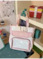 Detailansicht der rosa-weißen Polka-Dot-Ita-Tasche mit Hasenohren-Akzenten auf dem Schreibtisch - Einzelne Tasche / Rosa