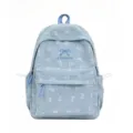 Vue détaillée du sac à dos vichy bleu avec broderie nœud blanc et texte AIYAYOU - Bleu