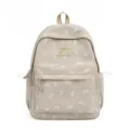Détail de la broderie noeud et du logo AIYAYOU sur le sac à dos à carreaux beiges - Kaki