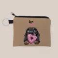 Close-up van een schattige dashond portemonnee met 'Love is Sweet' hart donut print - Teckel Patroon (lqb3571)