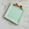 Vassoio portagioie quadrato verde menta con fiocco dorato vintage, ideale per anelli e orecchini. - Quadrato Verde