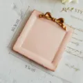 Vassoio per gioielli quadrato in resina rosa retro con elegante decorazione di fiocco d'oro. - Quadrato Rosa