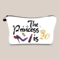 Weiße Kosmetiktasche mit 'The Princess is 20' Geburtstagsdruck und Reißverschluss. - 20. Geburtstag Stil (hzb1509)