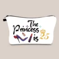 Weiße Kosmetiktasche mit 'The Princess is 25' Aufdruck und Reißverschluss für Geburtstage - 22. Geburtstag Stil (hzb1511)