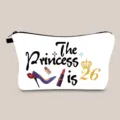 Weiße Kosmetiktasche mit 'The Princess is 26' Geburtstagsaufdruck und Goldkrone - 26. Geburtstag Stil (hzb1515)