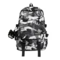 Detailansicht des dunkel bedruckten Graffiti-Rucksacks mit süßem schwarzen Katzenanhänger - Graffiti-Stil (zccx86231) / Schwarz