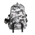 Detailansicht des schwarz-weißen Graffiti-Rucksacks mit süßem Katzen-Plüschanhänger - Graffiti-Stil (zccx86231) / Weiß