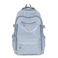 Détail d'un sac à dos scolaire bleu clair avec motifs étoiles et poche transparente - Bleu