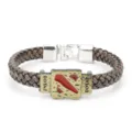 Dota 2 geflochtenes Lederarmband mit Metall Logo Anhänger und sicherem Verschluss für Gamer. - Charm-Anhänger / Braun