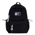 Detail van een zwarte schoolrugzak met logopatch en kleurrijke accenten op de rits. - Zwart