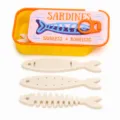 Vista detallada del lindo joyero en forma de lata de sardinas con accesorios de peces. - Amarillo