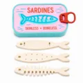 Detalle del joyero con forma de lata de sardinas con diseño creativo y accesorios de peces. - Azul cielo