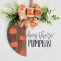 Targa da porta rotonda in legno autunnale con motivo di zucca, fiocco e decorazione verde. - Targa zucca autunnale