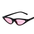 Retro-Cateye-Sonnenbrille mit schwarzem Kunststoffrahmen und rosa dreieckigen transparenten Gläsern - Schwarzer Rahmen Rosa Linse (C3)