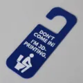 Detailansicht des lustigen blauen Kunststofftürschilds mit Toilettensymbol und Text. - Blau