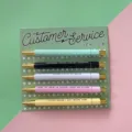 Set di penne a sfera con citazioni divertenti da ufficio e cartolina espositiva. - Tema Servizio Clienti