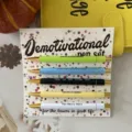 Set di 5 penne a sfera divertenti con cartolina espositiva a coriandoli per ufficio - Tema Demotivazionale