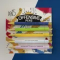 Set di 5 penne a sfera divertenti da ufficio con fusti colorati e inchiostro nero. - Tema Slogan Offensivo