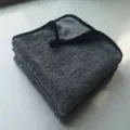 Dettaglio dell'asciugamano in microfibra per auto ad anello ritorto, panno grigio assorbente. - 30x40cm / Grigio