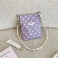 Detailweergave van een grijs-roze stippen crossbody tas met verstelbare touwriem - Grijs Roze Stippen