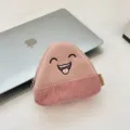 Vue détaillée d'un mignon porte-monnaie en velours côtelé en forme d'onigiri brodé - Rose chair