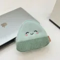Vue macro d'un joli porte-monnaie onigiri vert menthe avec patchwork en velours et smiley - Vert menthe