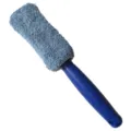 Gros plan sur la tête de brosse de roue en microfibre bleue et la poignée texturée en plastique. - 28*6*4 cm / Bleu