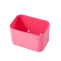 Detalle de primer plano de una maceta rectangular rosa de plástico con orificios de drenaje. - De Pared / Rosa