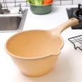 Mestolo da acqua in plastica con manico lungo e beccuccio per cucina, immagine principale. - Cachi