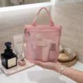 Detail eines rosa Netz-Kulturbeutels zur multifunktionalen Reisekosmetik-Aufbewahrung. - L / Rosa