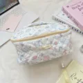 Detalle de una bolsa de maquillaje acolchada blanca con lindos estampados de animales - Amigo Muñeco de Nieve