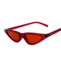 Retro-Katzenaugen-Sonnenbrille in Rot mit kleinen dreieckigen Gläsern für Vintage-Stil - Weinroter Rahmen Rote Linse (C8)